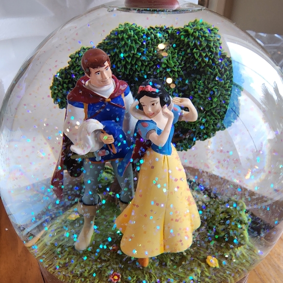 Disney Store Snow White Musical Snow globe "Somenday My Prince Will Come" 10 " - Picture 11 of 14